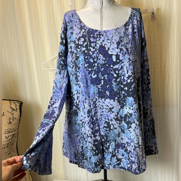 IsaacMizrahi Live XL floral long bell sleeve soft knit top periwinkle blue white - Picture 1 of 12